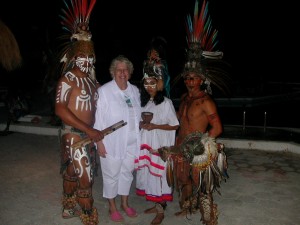 Mayan dancers y tia Hoodie