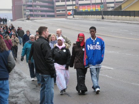 IMG_0598 diverse crowd going to the end of the long line to see Obama