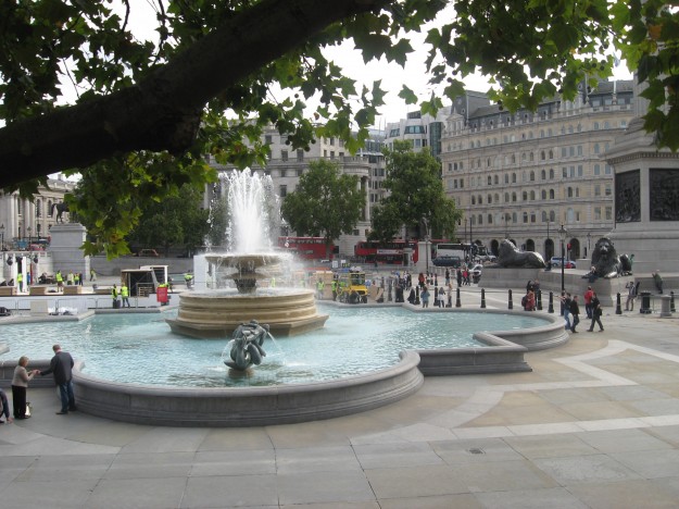 IMG_2544 Trafalgar Square from the bus