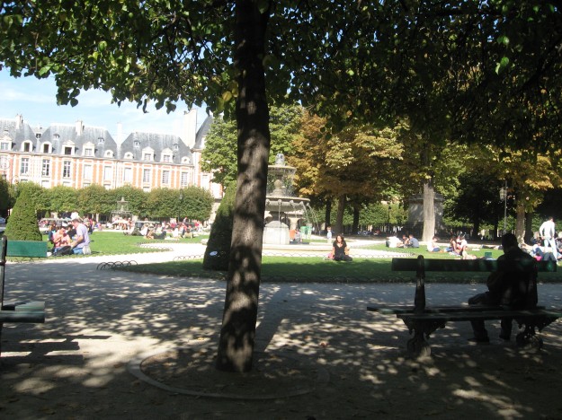 IMG_2869 Place des Vosges ... where a pigeon dropped a big one on the guide book I was reading .. also soiled our "landing cards" Hope we can get more at the station :-)